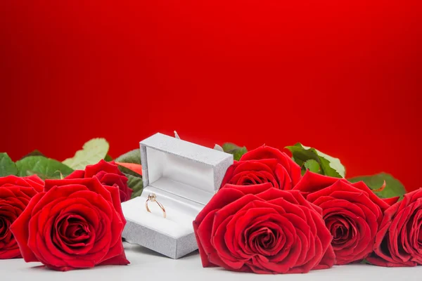 Arranjo de rosas e anel dourado — Fotografia de Stock