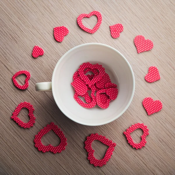 Romantische weiße Tasse mit roten Herzen — Stockfoto