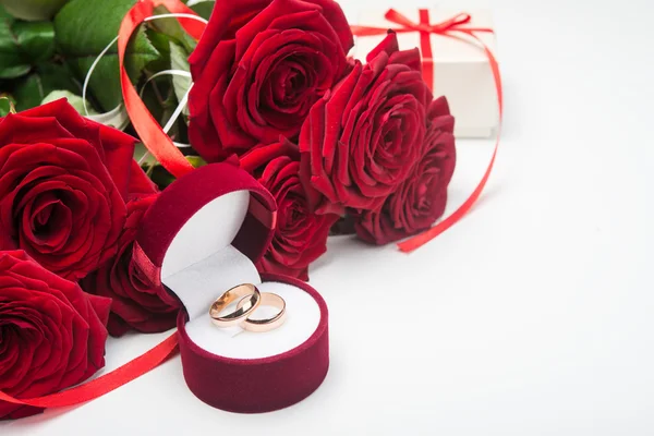 Романтичные красные розы с обручальными кольцами — стоковое фото