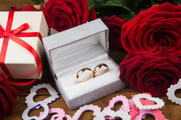 Цветы и свадебные кольца — стоковое фото