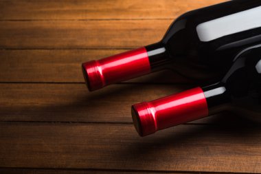 iki şarap şişeleri