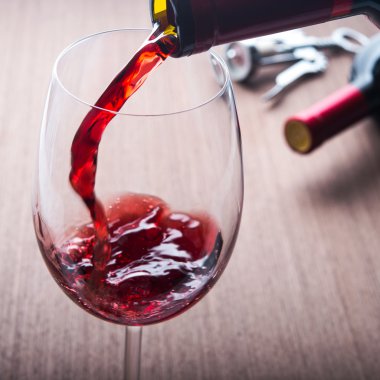 Döktü şarap içecek 