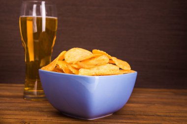 cips ve bira bir fincan 