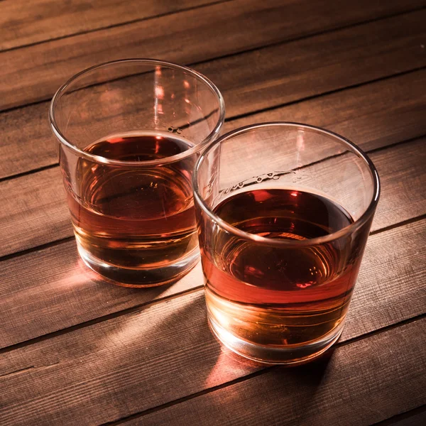 Verre de whisky sur la table en bois — Photo