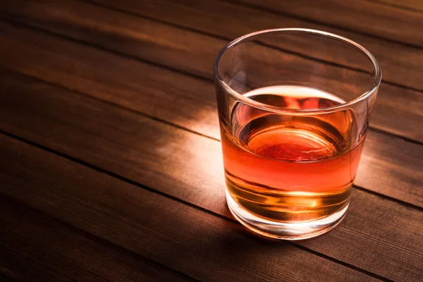 Glas met cognac op tafel — Stockfoto