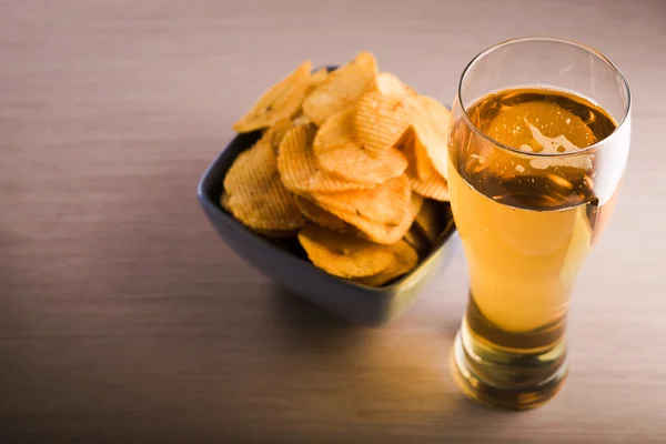 Glass of beer and chips — Stock Photo, Image