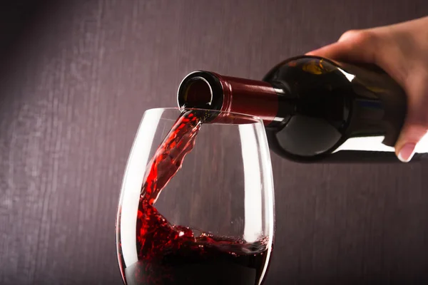 Gegoten rode wijn — Stockfoto