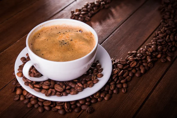 Taza de café con granos —  Fotos de Stock