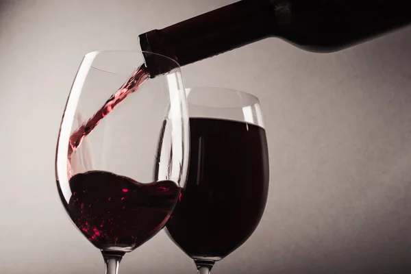 Vin rouge versé dans un verre — Photo