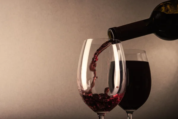 Czerwone wino wlewane do kieliszka — Zdjęcie stockowe