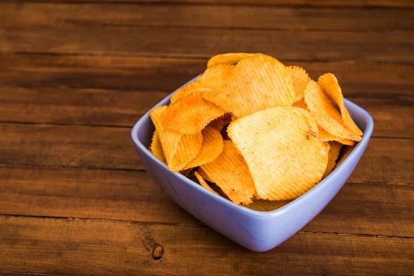 Potato chips in blue plate — Stock Photo, Image