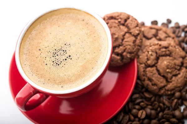Rote Tasse Kaffee und Kekse — Stockfoto