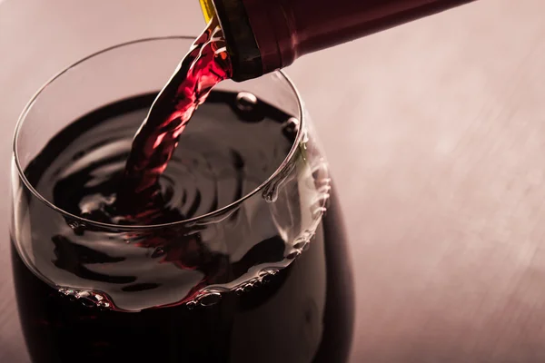 Vino rosso versato in un bicchiere — Foto Stock