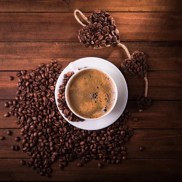 Вкусные американо кофе с фасолью — стоковое фото
