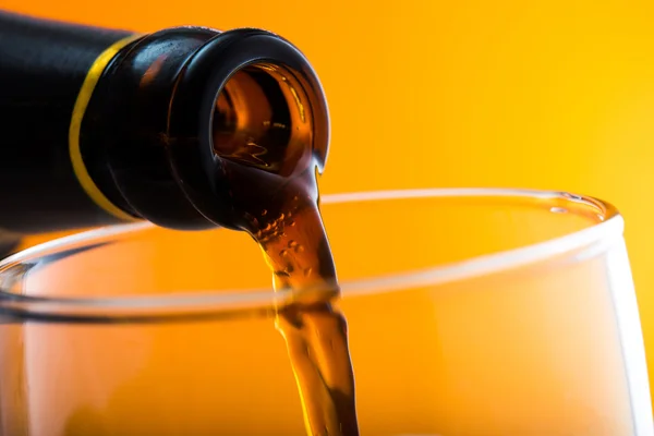 Close up of pour dark beer into glass — Stock Photo, Image