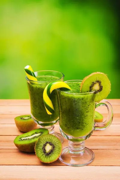 Kiwi cocktail drinken — Stockfoto