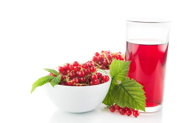 Frische Johannisbeeren mit grünen Blatt in Platte isoliert auf weiss — Stockfoto