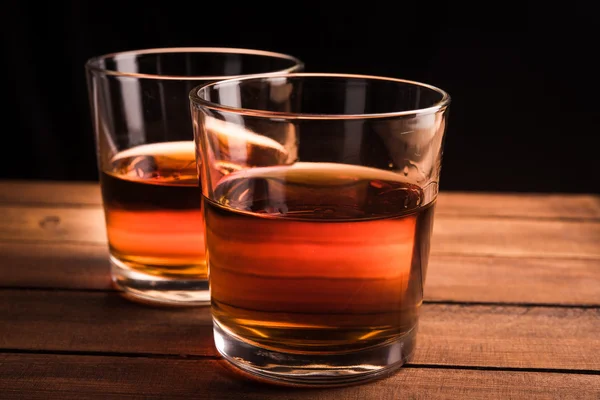 Glasögon av whisky på bordet — Stockfoto