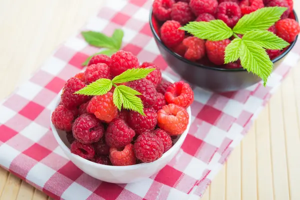 Dos plato con frambuesas frescas — Foto de Stock