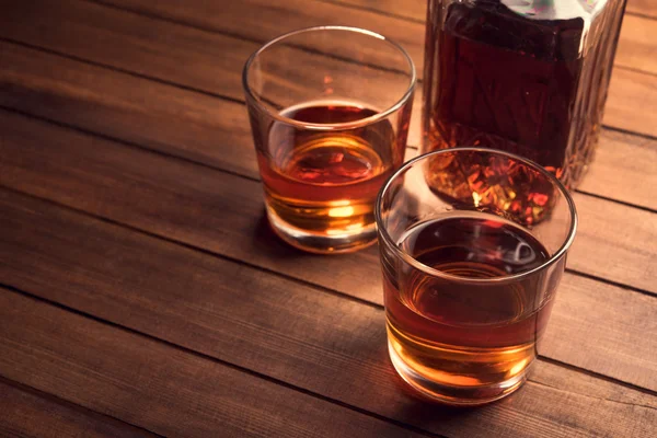 Bebidas de uísque na mesa de madeira — Fotografia de Stock