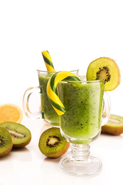 Smakelijke cocktail met kiwi fruit geïsoleerd — Stockfoto