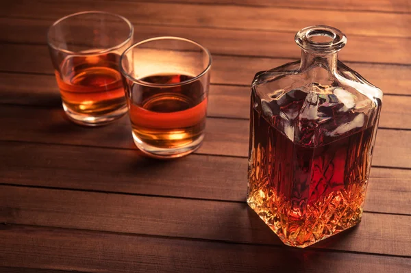 Glas en fles met whisky — Stockfoto