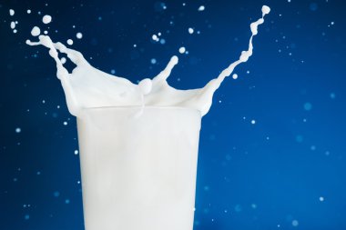 Süt bardağa sıçrar.