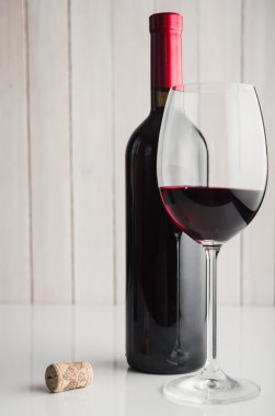 şarap kadehi ve şişe