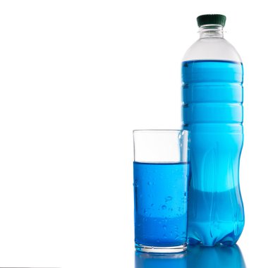 şişe ve bir bardak su.