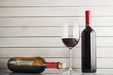 Kadeh şarap ve şişeler