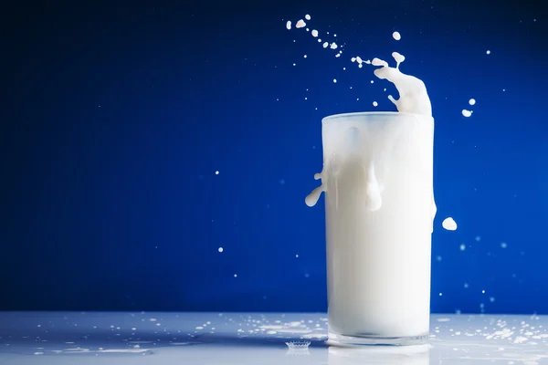 Splash of milk in glass — Stock Photo, Image