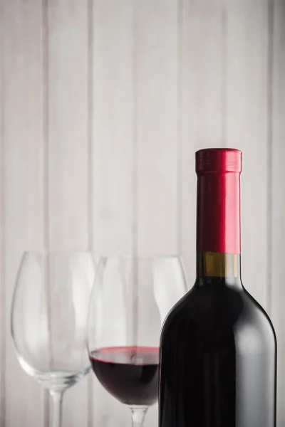 Botella de vino y copas —  Fotos de Stock