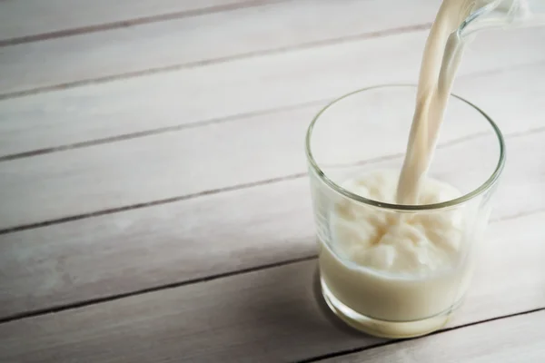 Verter leche fresca en un vaso — Foto de Stock
