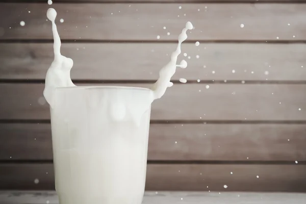 Schizzo di latte in vetro — Foto Stock