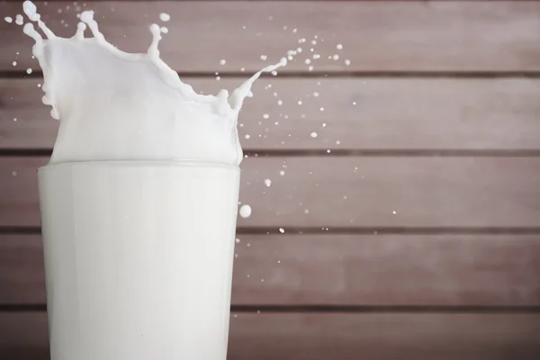 Splash of milk in glass — Stock Photo, Image