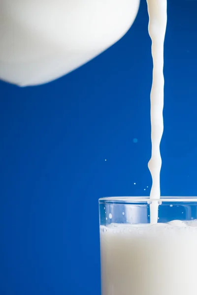 Γάλα χύνεται σε γυαλί — Φωτογραφία Αρχείου