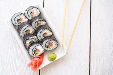 Suşi ve krem peynirli rulolar