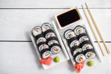 Suşi ve krem peynirli rulo