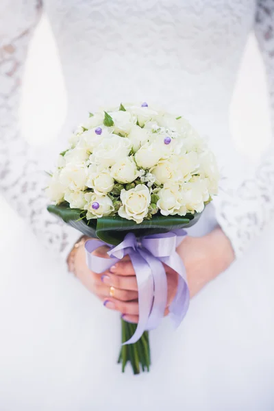 Brud som håller en bröllopsbukett — Stockfoto