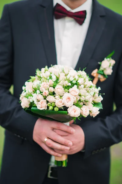 Groom with wedding bouquet — Stock Photo, Image