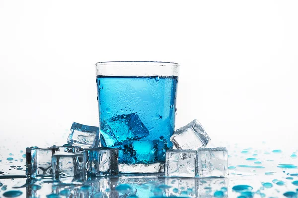 Vodní sklo a studené ledových kostek — Stock fotografie