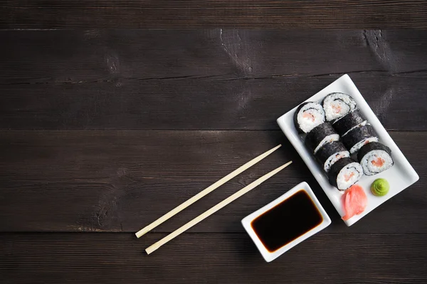 Rolos de sushi com salmão — Fotografia de Stock