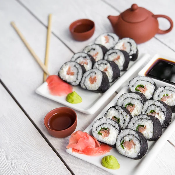 Sushi y rolls con queso crema — Foto de Stock