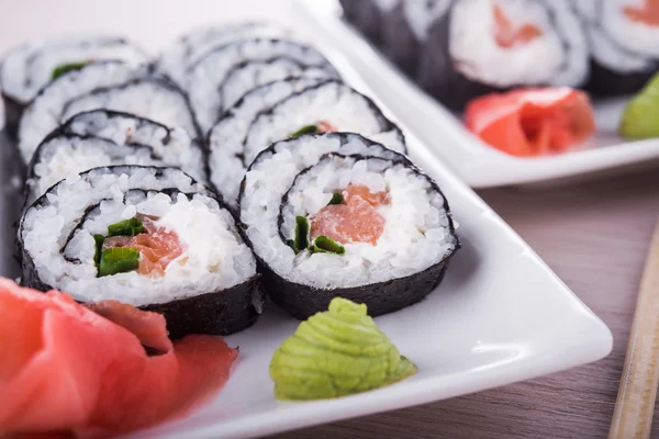 Sushi y rollo de queso crema — Foto de Stock