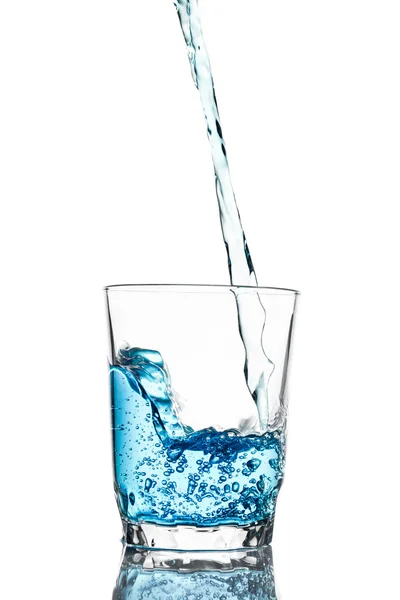 Nalijte vodu ve skle, samostatný — Stock fotografie