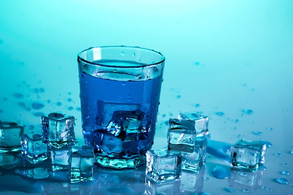 Стекло с водой на голубом — стоковое фото