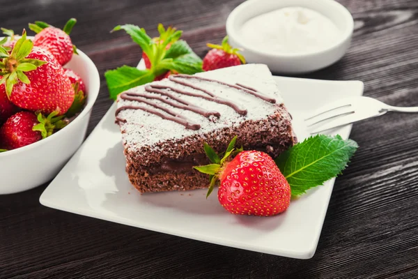 Bolo de chocolate e morangos — Fotografia de Stock