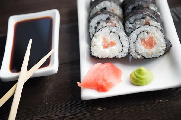 Rollos de sushi con salmón — Foto de Stock
