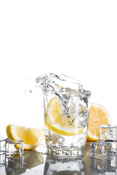 Всплеск воды с лимонами