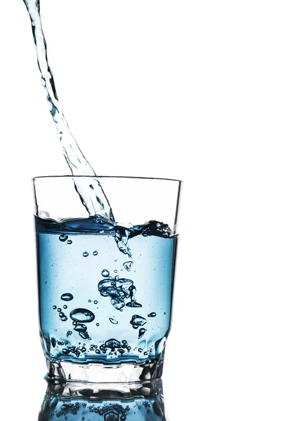 Goß Wasser in Glas — Stockfoto
